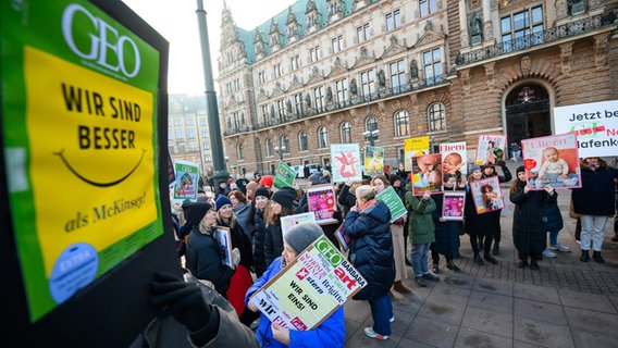 Mitarbeiterinnen und Mitarbeiter von Grunder+Jahr demonstrieren auf dem Hamburger Rathausmarkt gegen Stellenabbau in ihrem Unternehmen. © dpa Foto: Jonas Walzberg