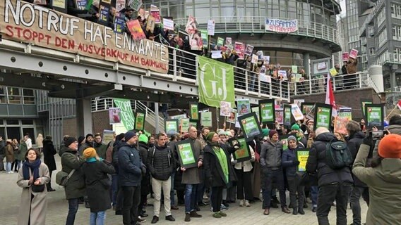 Mitarbeitende protestieren vor dem Gruner+Jahr-Gebäude in hamburg. © NDR Foto: Andreas Gaertner