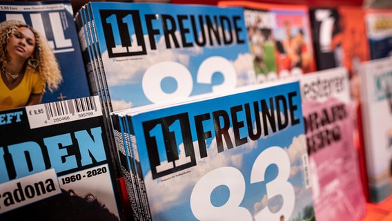 Zeitschriften liegen in einem Geschäft nebeneinander, darunter das Magazin "11Freunde". © picture alliance/dpa Foto: Fabian Sommer