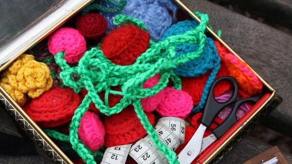 Bunte Wolle und Stricksachen in einer Kiste. © NDR Foto: Maya Ueckert