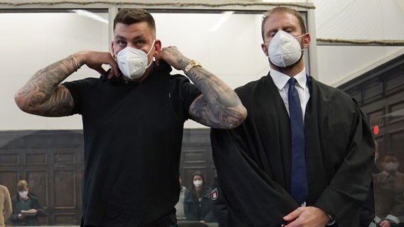 Rapper Gzuz neben seinem Anwalt vor dem Hamburger Gericht. © picture alliance/dpa/dpa pool | Marcus Brandt Foto: Marcus Brandt