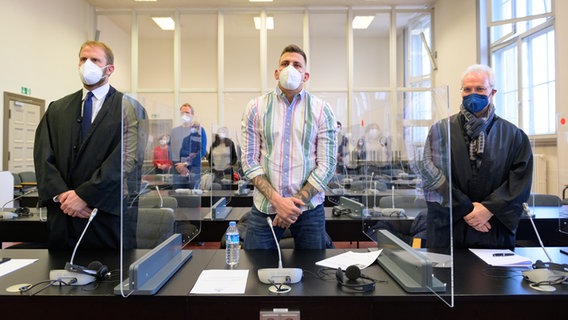 Der Rapper Gzuz steht im Gerichtssaal des Strafjustizgebäudes in Hamburg. © picture alliance/dpa | Jonas Walzberg Foto: Jonas Walzberg