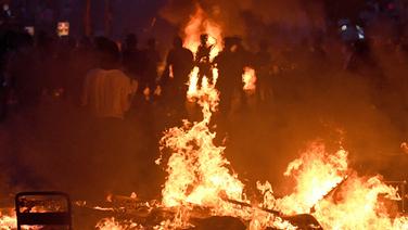 Im Hamburger Schanzenviertel brennen während des G20-Gipfels Barrikaden. © picture alliance/dpa Foto: Axel Heimken