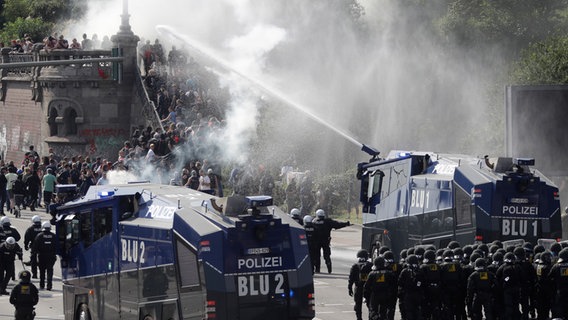 Polizistinnen und Polizisten setzen Wasserwerfer gegen Demonstrierende im Rahmen des G20-Gipfels in Hamburg ein. © picture alliance/AP Photo | Matthias Schrader Foto: Matthias Schrader