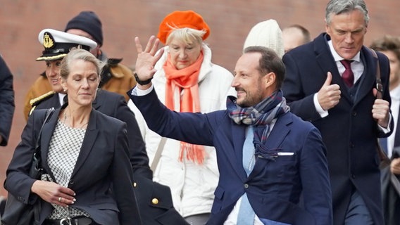 Der norwegische Kronprinz Haakon winkt in Hamburg an der Elbphilharmonie Bürgerinnen und Bürgern zu. © picture alliance / dpa Foto: Marcus Brandt