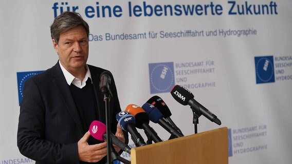 Robert Habeck (Grüne), Bundesminister für Wirtschaft und Klimaschutz, spricht während eines Pressegesprächs im Bundesamt für Seeschifffahrt und Hydrographie (BSH) in Hamburg. © picture alliance/dpa | Marcus Brandt Foto: Marcus Brandt