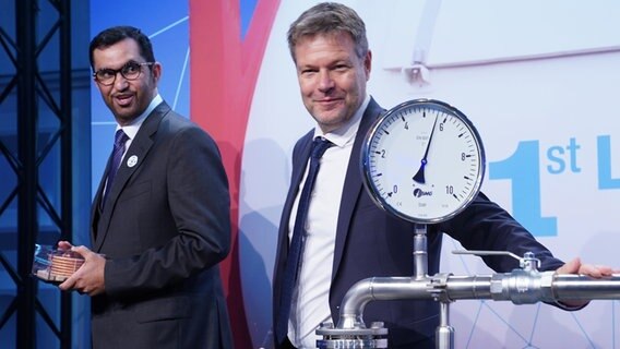 Robert Habeck, Bundesminister für Wirtschaft und Klimaschutz, und Sultan Al Jaber, Industrieminister der Vereinigten Arabischen Emirate, stehen bei der Übergabe einer Testlieferung mit Wasserstoff aus den Vereinigten Arabischen Emiraten auf dem Werksgelände der Aurubis AG in Hamburg. © picture alliance/dpa | Marcus Brandt Foto: Marcus Brandt