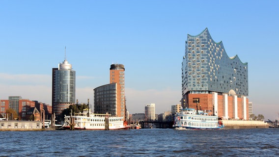 Elbphilharmonie und Kehrwiederspitze vom Wasser aus gesehen. © NDR Foto: Carolin Fromm