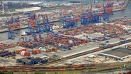 Das Containerterminal Burchardkai im Hamburger Hafen. © picture alliance / dpa Foto: Christian Charisius