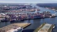 Eine Luftaufnahme zeigt den Hamburger Hafen. © picture alliance / Foto: Laci Perenyi | Jerry Andre