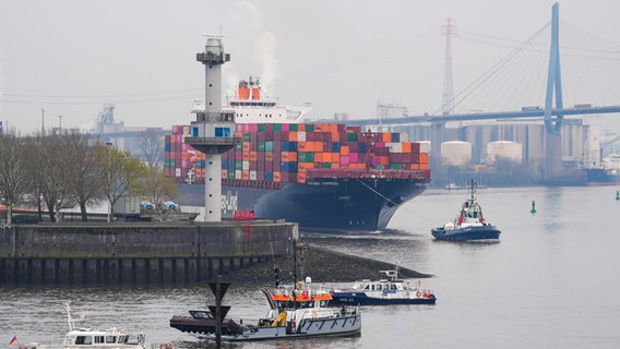 Das Hapag-Lloyd Containerschiff "Potomac Express" verlässt den Hamburger Hafen. © Marcus Brandt/dpa Foto: Marcus Brandt