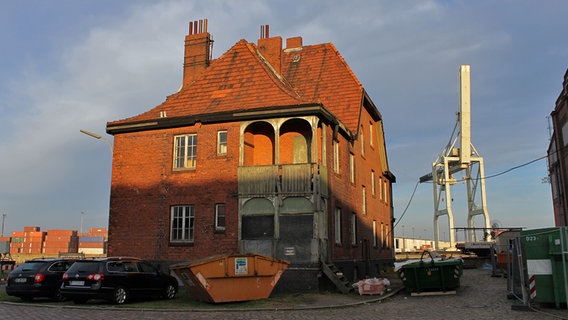 Das "Beamtenwohnhaus" im historischen Teil des Hamburger Hafens auf dem Kleinen Grasbrook wird von der Abendsonne beleuchtet. © NDR Foto: Daniel Sprenger