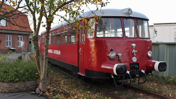 Ein alter Triebwagen der Hafenbahn steht im historischen Teil des Hamburger Hafens auf dem Kleinen Grasbrook. © NDR Foto: Daniel Sprenger