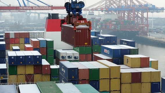 Ein großes Containerschiff wird auf dem Containerterminal Burchardkai der Hamburger Hafen und Logistik AG (HHLA) entladen. © dpa Foto: Angelika Warmuth