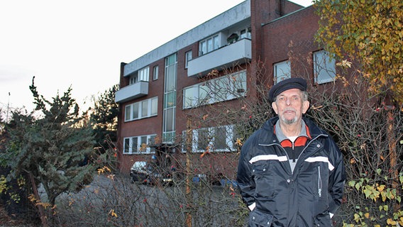 Der letzte Hafenbewohner Ralf Vaust steht vor seiner Wohnung auf dem Kleinen Grasbrook. © NDR Foto: Daniel Sprenger