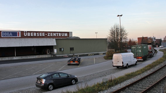 Neben dem Übersee-Zentrum liegt das Haus des letzten Hafenbewohners Ralf Vaust auf dem Kleinen Grasbrook. © NDR Foto: Daniel Sprenger