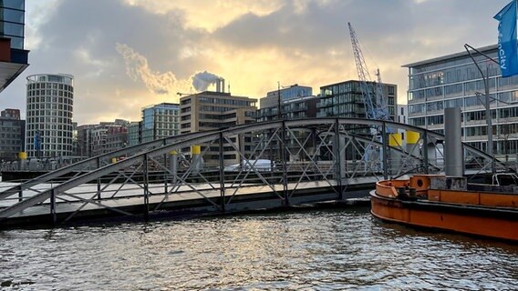 Die Hamburger Hafencity steht teilweise unter Wasser. © NDR 