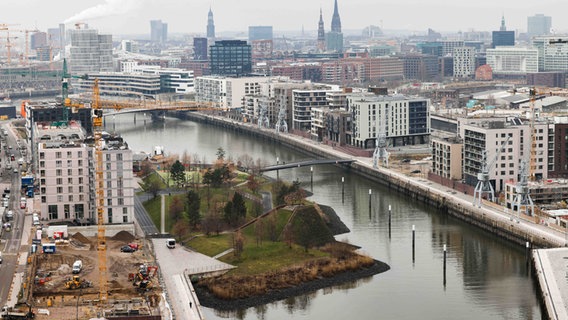 Fertige Wohnhäuser und Baustellen sind am Baakenhafen in der Hafencity zu sehen. © dpa Foto: Christian Charisius