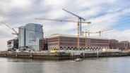 Blick vom Baakenhöft über die Norderelbe auf die Baustelle des Westfield Überseequartiers in der Hamburger Hafencity. © picture alliance / dpa Foto: Markus Scholz