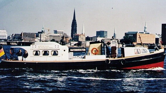 Die "HafenDockter" auf der Elbe in Hamburg.  