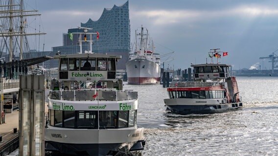 Hafenfähren sind an den Hamburger Landungsbrücken auf der Elbe zu sehen. © picture alliance Foto: Jochen Tack