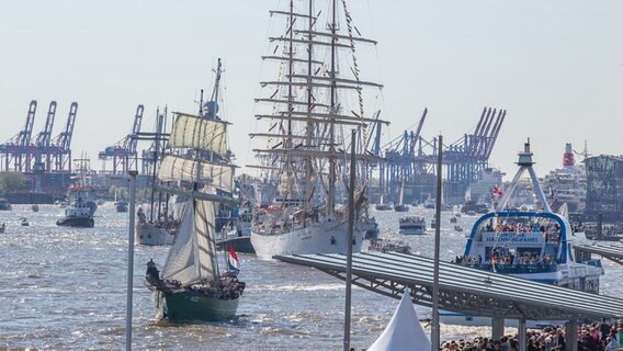 Schiffe bei der Einlaufparade zum 827. Hafengeburtstag © NDR Foto: Axel Herzig