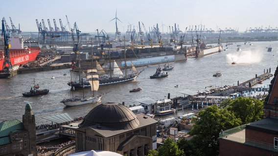 Die Auslaufparade des 829. Hamburger Hafengeburtstag am 13. Mai 2018. © NDR Foto: Axel Herzig