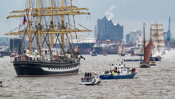 Segelschiffe und Boote nehmen an der Einlaufparade zum 830. Hamburger Hafengeburtstag teil. Im Hintergrund ist die Elbphilharmonie zu sehen. © dpa Foto: Daniel Reinhardt