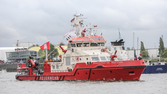 Das Feuerlöschboot "Branddirektor Westphal" bei der Einlaufparade des 830. Hamburger Hafengeburtstags. © NDR Foto: Axel Herzig