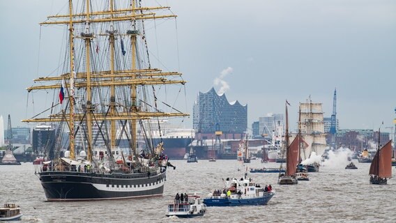 Schiffe im Hamburger Hafen. © picture alliance/dpa Foto: Daniel Reinhardt