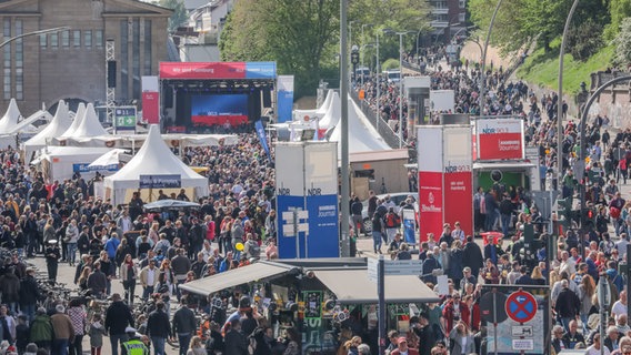 Tausende Menschen besuchen den 830. Hamburger Hafengeburtstag. Im Hintergrund ist die NDR Bühne zu sehen. © NDR Foto: Axel Herzig