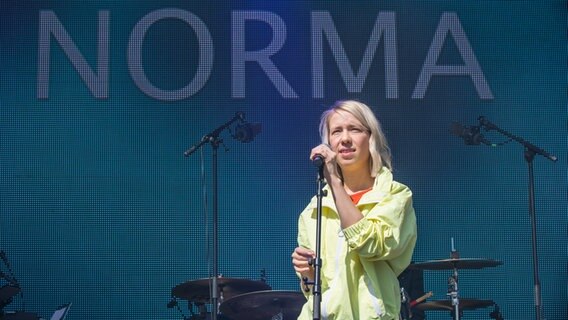 Die Sängerin Norma auf der NDR Bühne beim 830. Hamburger Hafengeburtstag. © NDR Foto: Axel Herzig