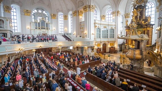 In der Hauptkirche St. Michaelis findet  der internationale ökumenische Eröffnungsgottesdienst zum Hafengeburtstag statt. © NDR Foto: Axel Herzig