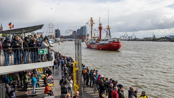Die Einlaufparade des 833. Hamburger Hafengeburtstags. © NDR Foto: Axel Herzig