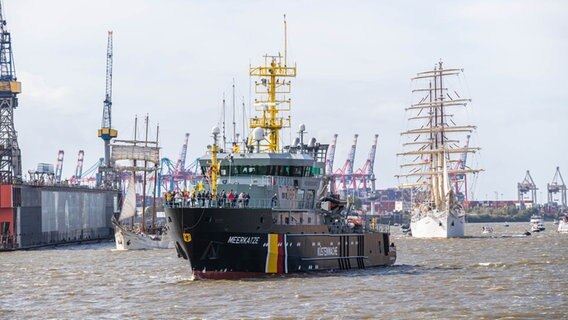 Die Einlaufparade des 833. Hamburger Hafengeburtstags. © NDR Foto: Axel Herzig