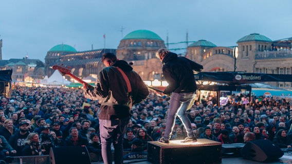 Musiker treten beim Hafengeburtstag an den Hamburger Landungsbrücken auf. © Landungsbrücken Open Air 