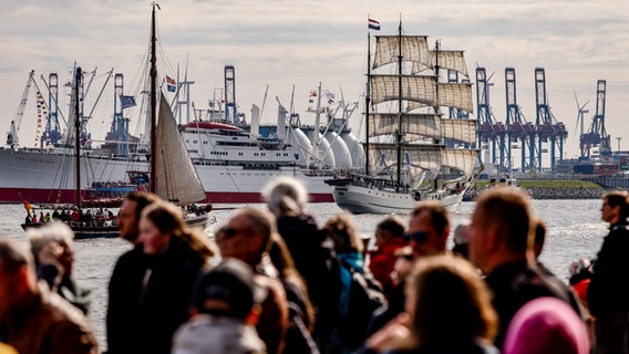 Beim Hamburger Hafen·geburtstag beobachten Menschen die Schiffe auf der Elbe. © picture alliance/dpa Foto: Axel Heimken