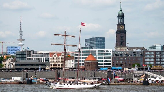Das Segelschiff "J. R. Tolkien fährt während des 835. Hamburger Hafengeburtstags über die Elbe vor den Landungsbrücken. © Daniel Bockwoldt/dpa/Daniel Bockwoldt Foto: Daniel Bockwoldt