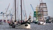 Der Zweimast-Seeklipper "Elegant" bei Einlaufparade zum Hafengeburtstag Hamburg. © dpa Bildfunk Foto: Daniel Bockwoldt