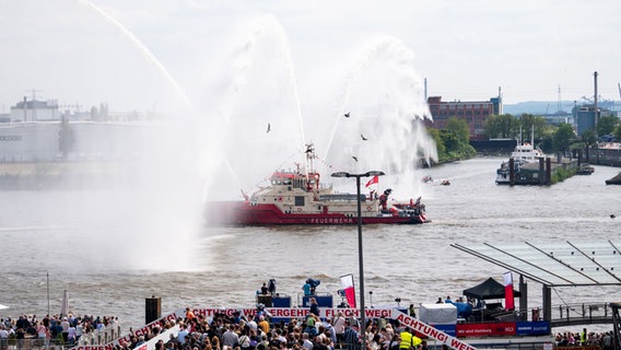 Das Feuerlöschboot "Branddirektor Westphal" versprüht Wasser auf der Elbe bei der Einlaufparade zum Hafengeburtstag. ©  Daniel Bockwoldt/dpa Foto:  Daniel Bockwoldt/dpa