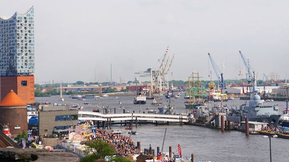 Blick vom Stintfang auf die Einlaufparade beim Hafengeburtstag 2024. © IMAGO / Martin Wagner Foto: Martin Wagner