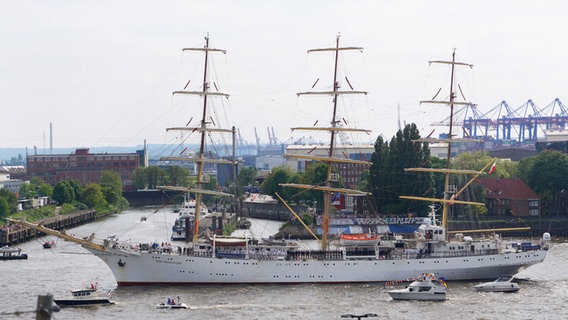 Das polnische Segelschiff "Dar Młodzieży" bei der Einlaufparade des Hamburger Hafengeburtstags 2024. © IMAGO / Martin Wagner Foto: Martin Wagner