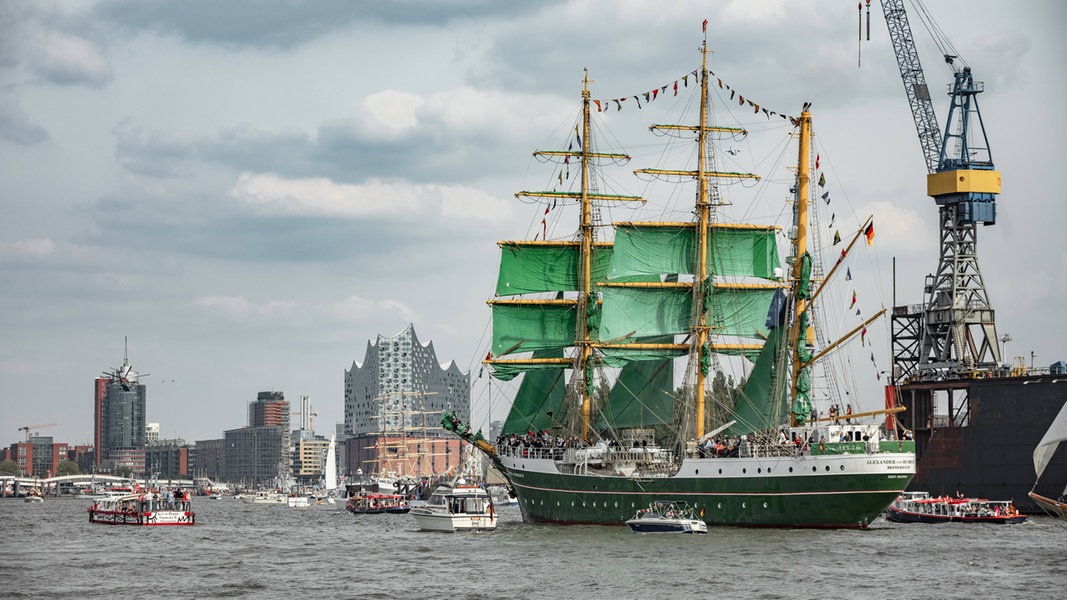 Hamburg: Hafengeburtstag startet mit Einlaufparade