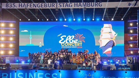 Abschlussfoto mit allen Mitwirkenden bei "Elbe in Concert" beim Hamburger Hafengeburtstag 2024. © Georg Wendt/dpa / dpa-Bildfunk Foto: Georg Wendt/dpa