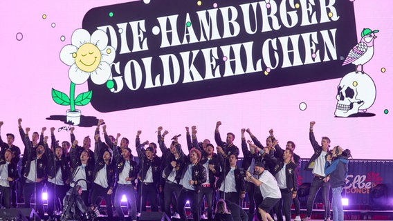 Der Hamburger Chor "Goldkehlchen" auf der schwimmenden Bühne beim 835. Hamburger Hafengeburtstag. © Georg Wendt/dpa / dpa-Bildfunk Foto: Georg Wendt/dpa