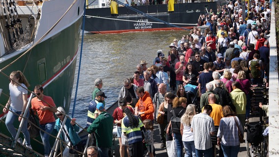 Touristen besuchen die "Rickmer Rickmers" beim Hafengeburtstag 2024. © IMAGO / Martin Wagner Foto: Martin Wagner