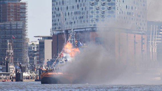Auf einer Schute explodiert während des 835. Hamburger Hafengeburtstages Pyrotechnik und steigen Rauchwolken auf. ©  Georg Wendt/dpa Foto:  Georg Wendt