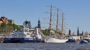 Das Segelschiff Dar Mlodziezy und Schiffe der Küstenwache liegen während des 835. Hamburger Hafengeburtstages an den Landungsbrücken. ©  Georg Wendt/dpa Foto:  Georg Wendt
