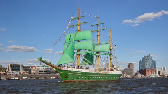 Schiffe bei der Auslaufparade 2024 hier die "Alexander Humboldt "". © Georg Wendt/dpa Foto: Georg Wendt/dpa
