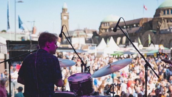 Blick von der Bühne von "Landungsbrücken Open Air" auf das Publikum beim Hamburger Hafengeburtstag. © Landungsbrücken Open Air Foto: Landungsbrücken Open Air